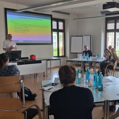 Thorsten Wiechmann stellt den geladenen Expert:innen Zwischenergebnisse des TEMPUS-Projekts vor. Tagungszentrum Hörder Burg, 22. Juni 2026.